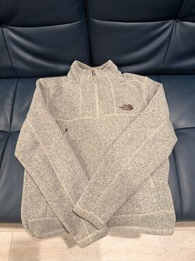 The North Face Men's Light Gray Heather Half-Zip Fleece Pullover Front Pockets